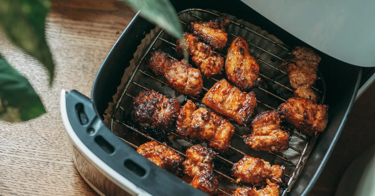 Morceaux dorés cuits dans le panier d’un air fryer pour des recettes simples du quotidien