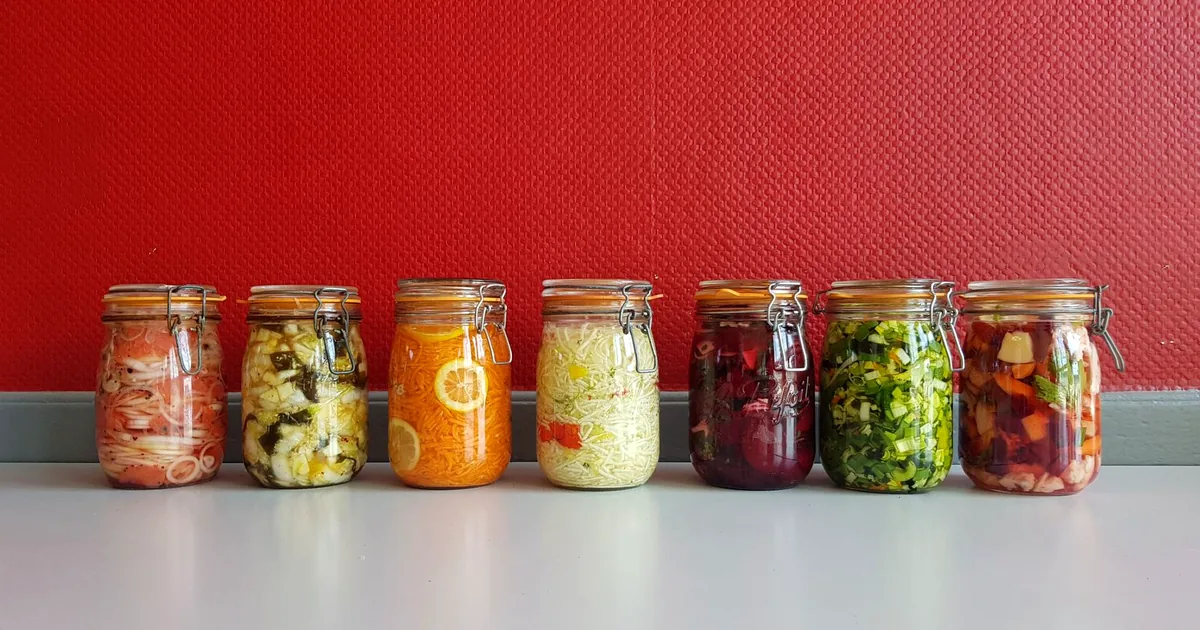 Bocaux de légumes fermentés colorés pour illustrer les aliments bons pour le microbiote