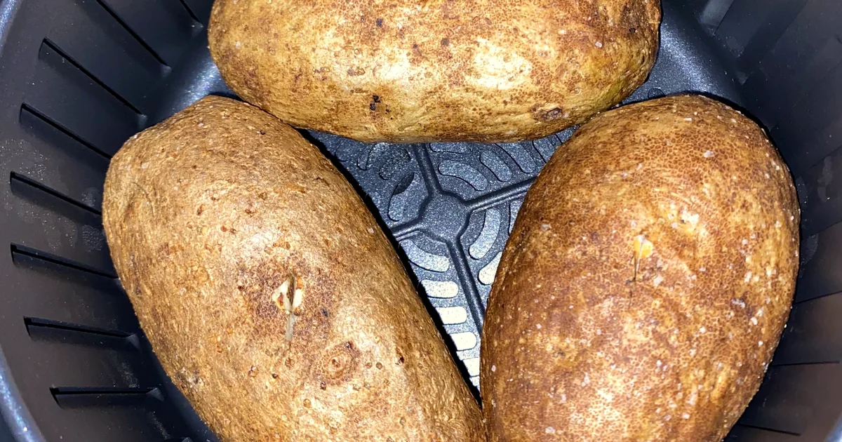 Pommes de terre cuites dans le panier d’un air fryer