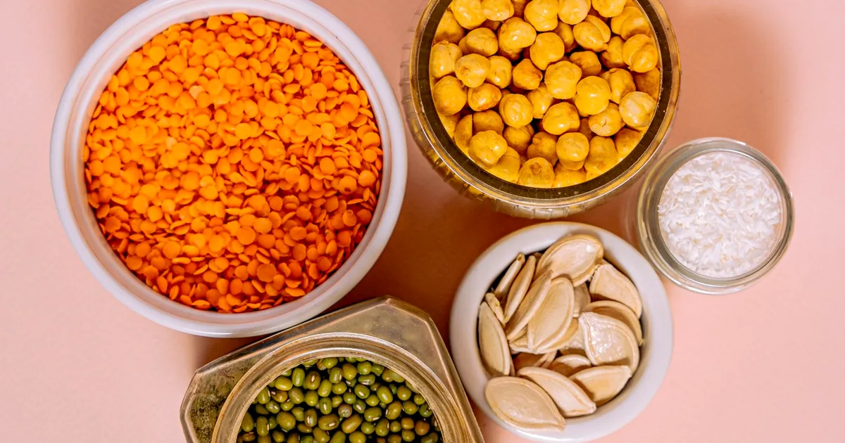 Lentilles, pois chiches, graines et haricots dans des bocaux pour illustrer les protéines végétales